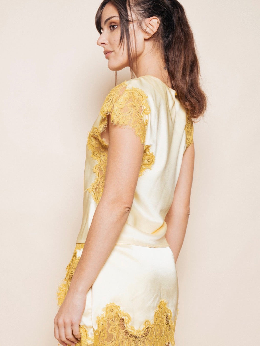BLUSA MARFIL ENCAJE MOSTAZA