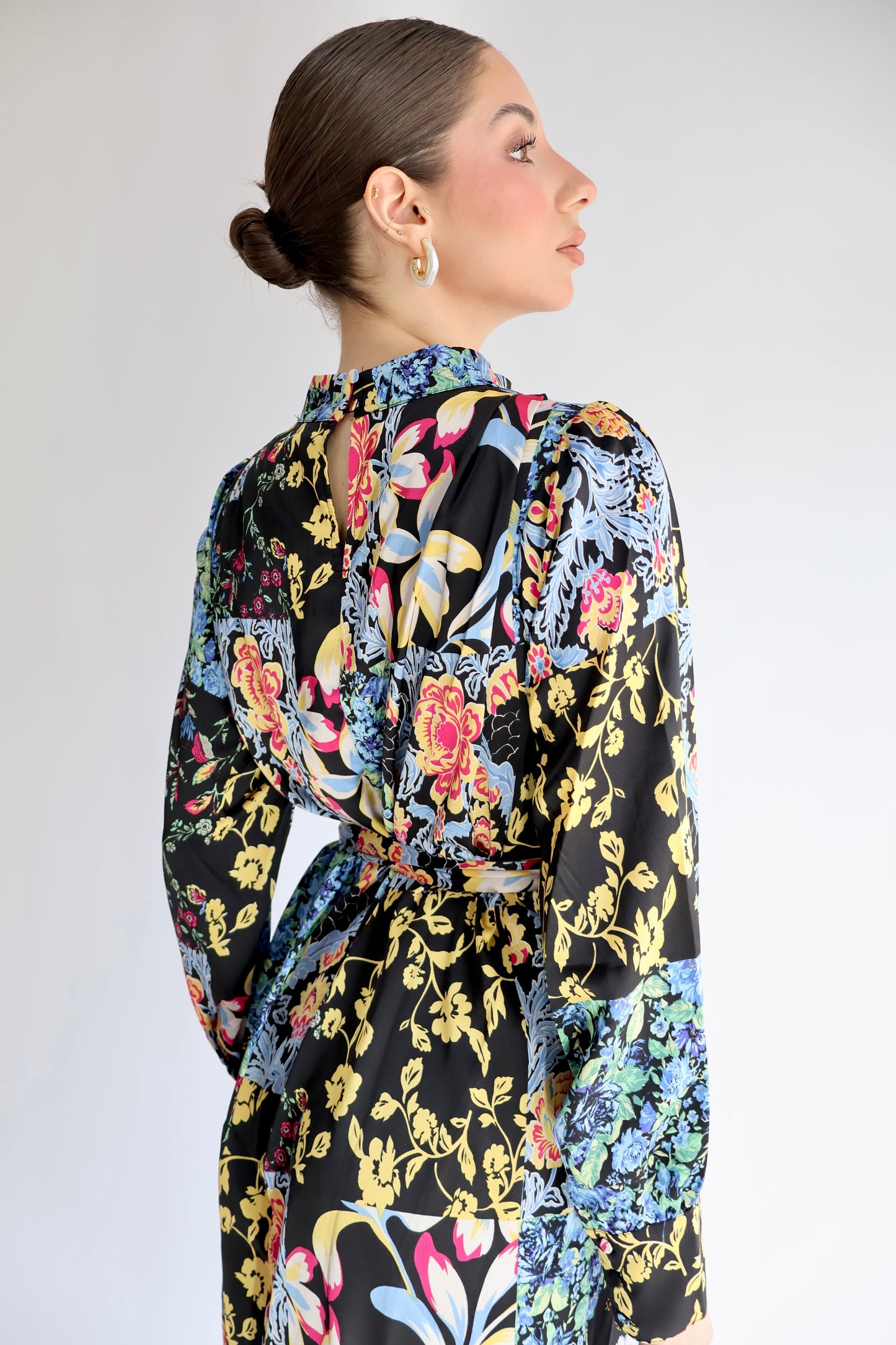 VESTIDO NEGRO FLORAL SATINADO CON CINTURÓN