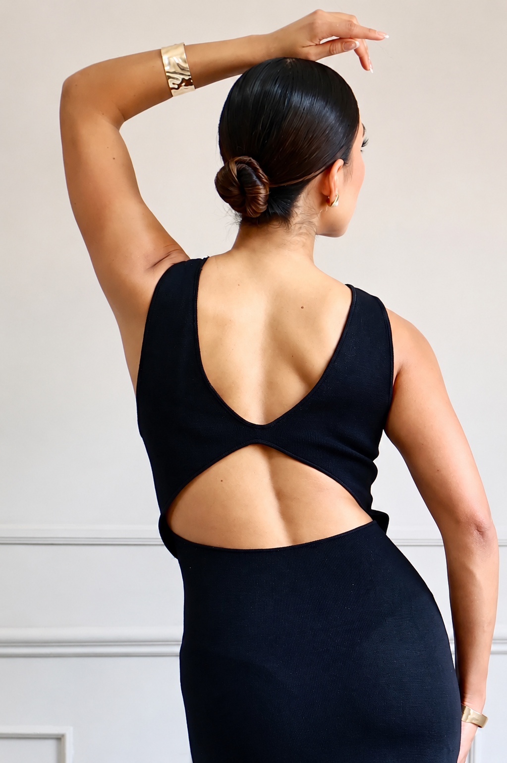 VESTIDO NEGRO CON FLECOS Y ESPALDA ABIERTA