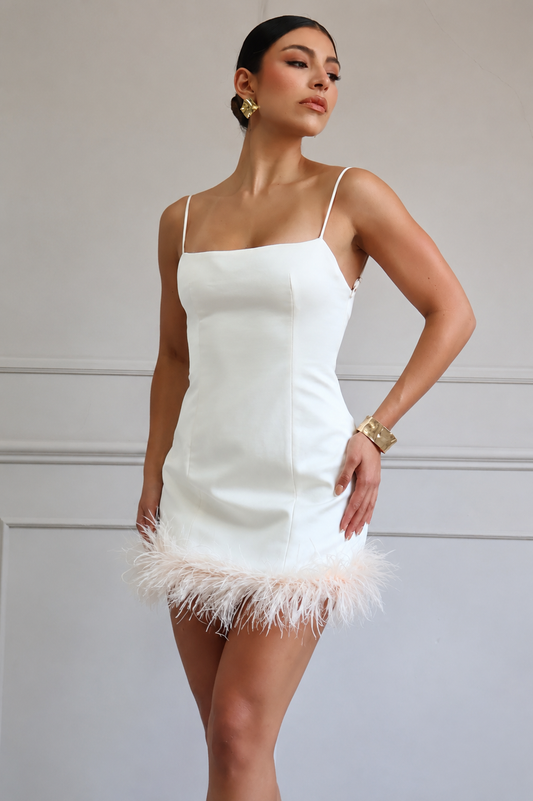 VESTIDO CORTO SATINADO CON PLUMAS