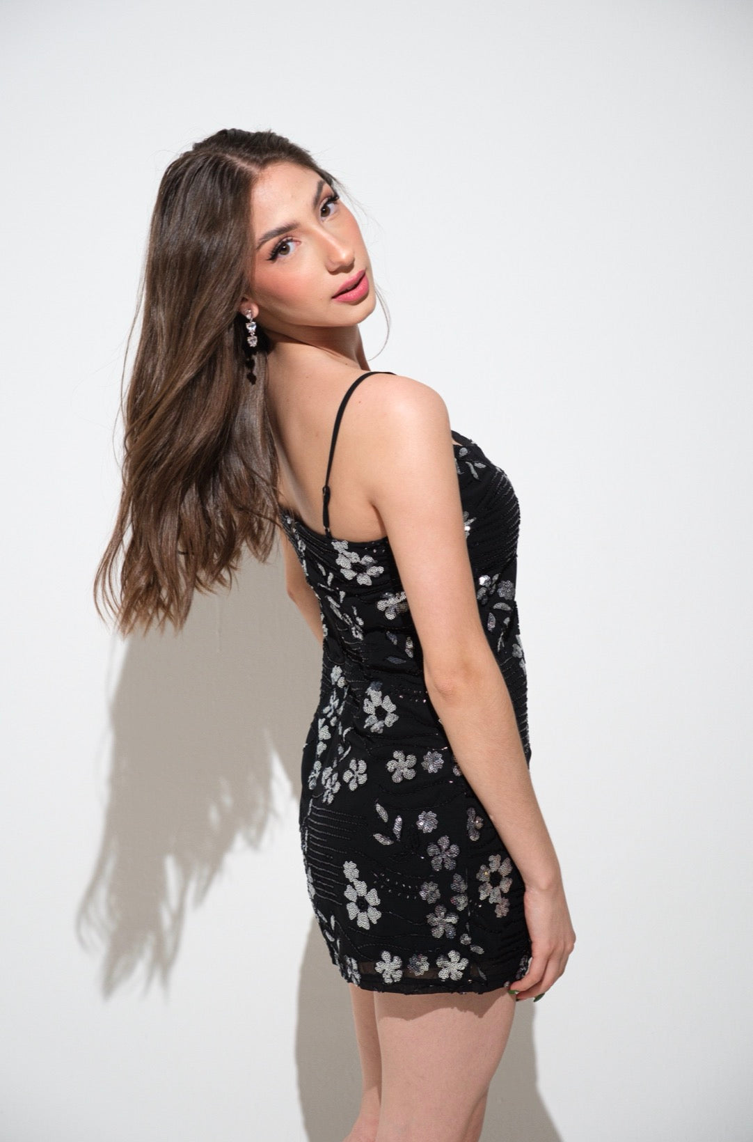 VESTIDO CORTO NEGRO CON BORDADO FLORAL Y BRILLO