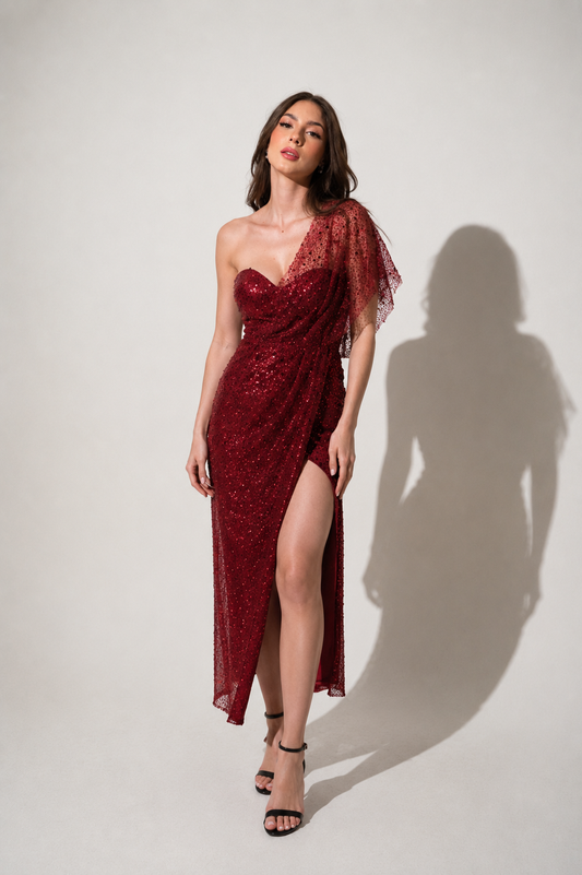VESTIDO MIDI ROJO DE LENTEJUELAS CON ESCOTE ASIMÉTRICO