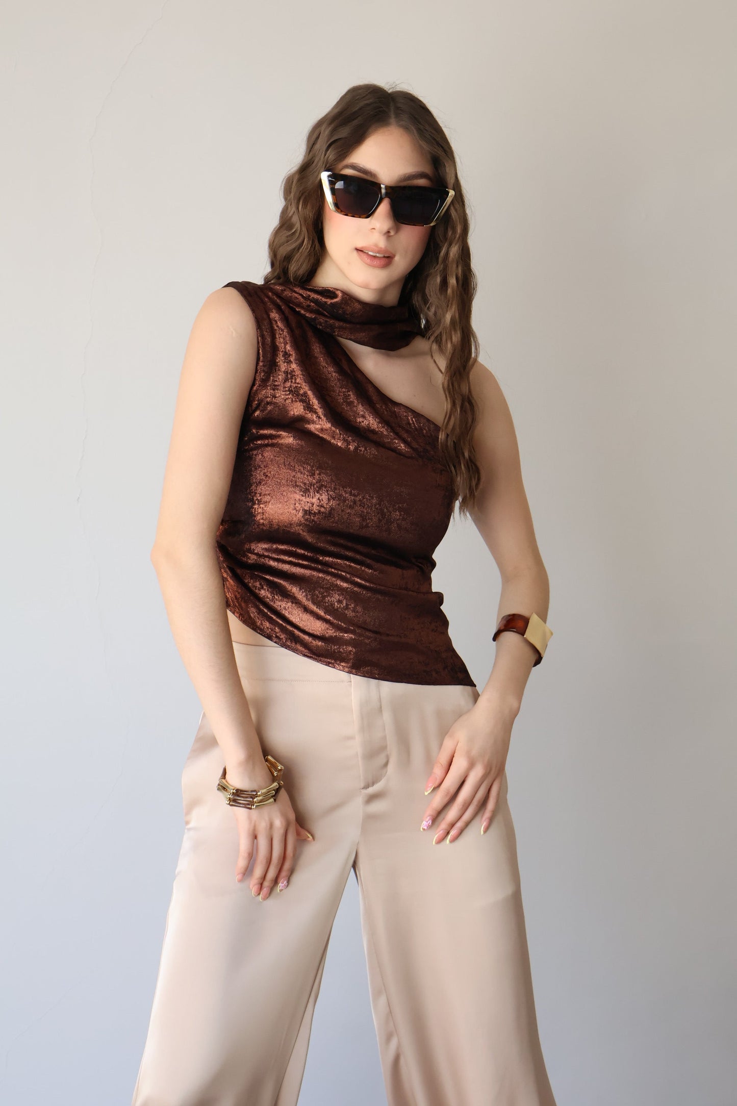 BLUSA ONE SHOULDER METAL COCOA