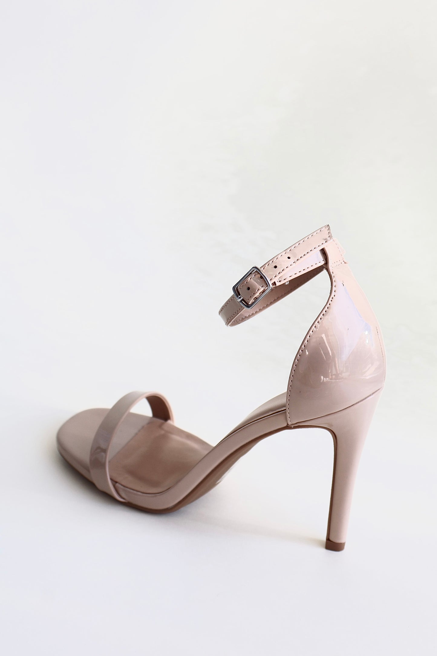 ZAPATILLA NUDE MINIMALISTA CHAROL
