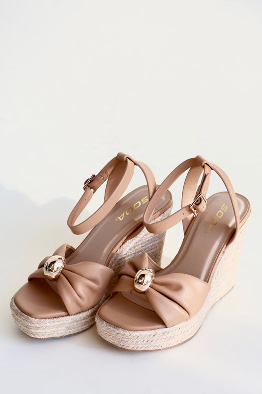 SANDALIA PLATAFORMA CAMEL CON DETALLE DORADO