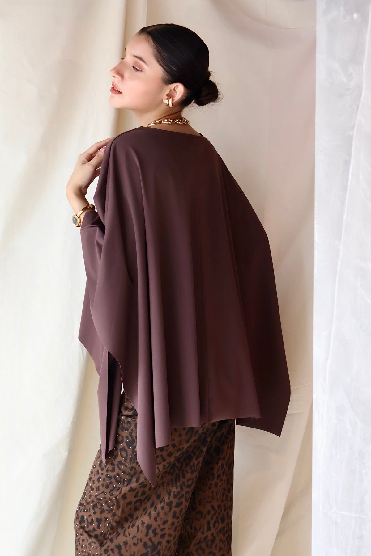 BLUSA TIPO CAPA
