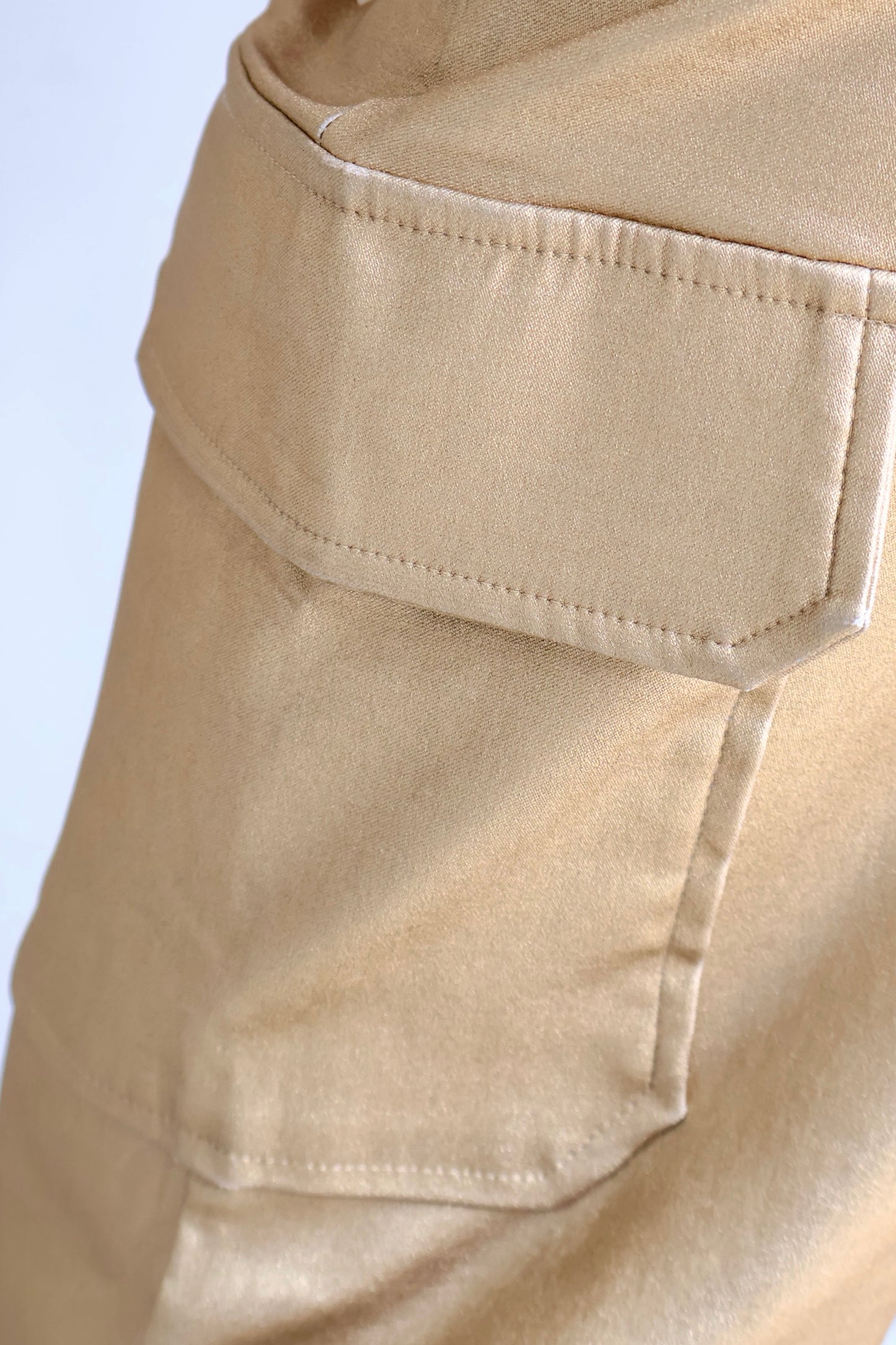 PANTALÓN VINIPIEL CARGO DORADO
