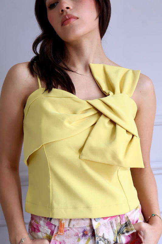 TOP ESTRUCTURADO CON MOÑO OVERSIZED