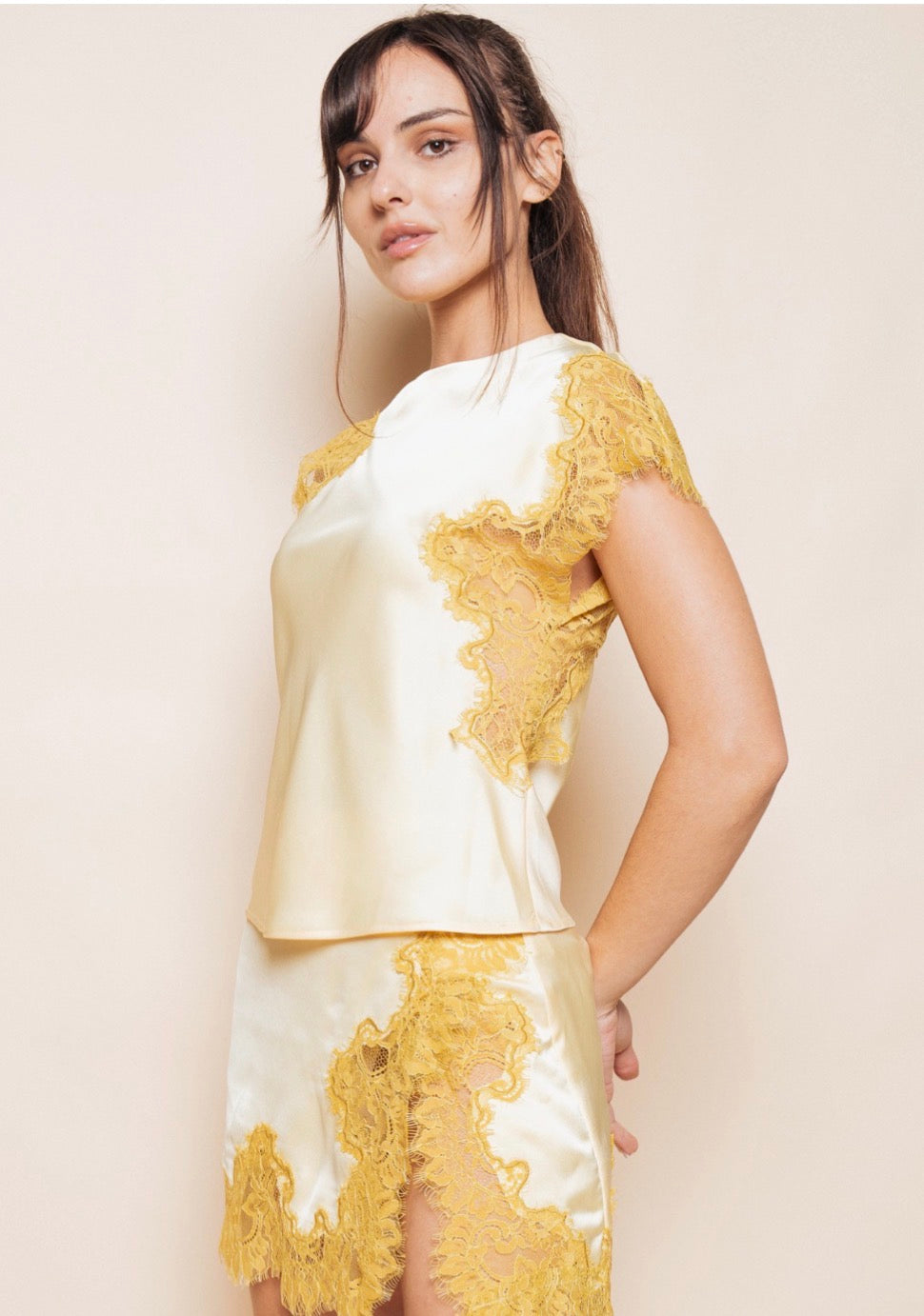 BLUSA MARFIL ENCAJE MOSTAZA