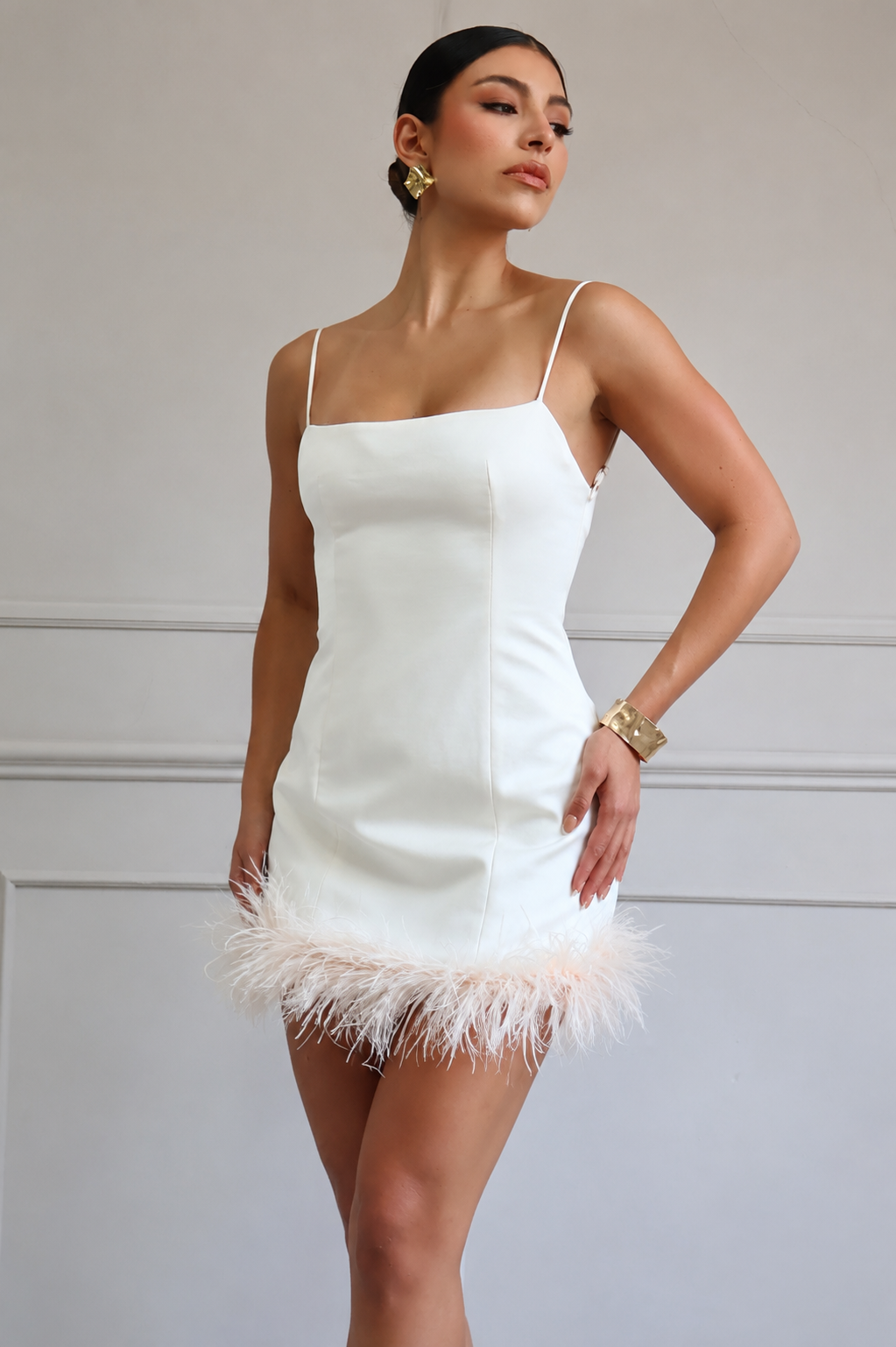 VESTIDO CORTO SATINADO CON PLUMAS
