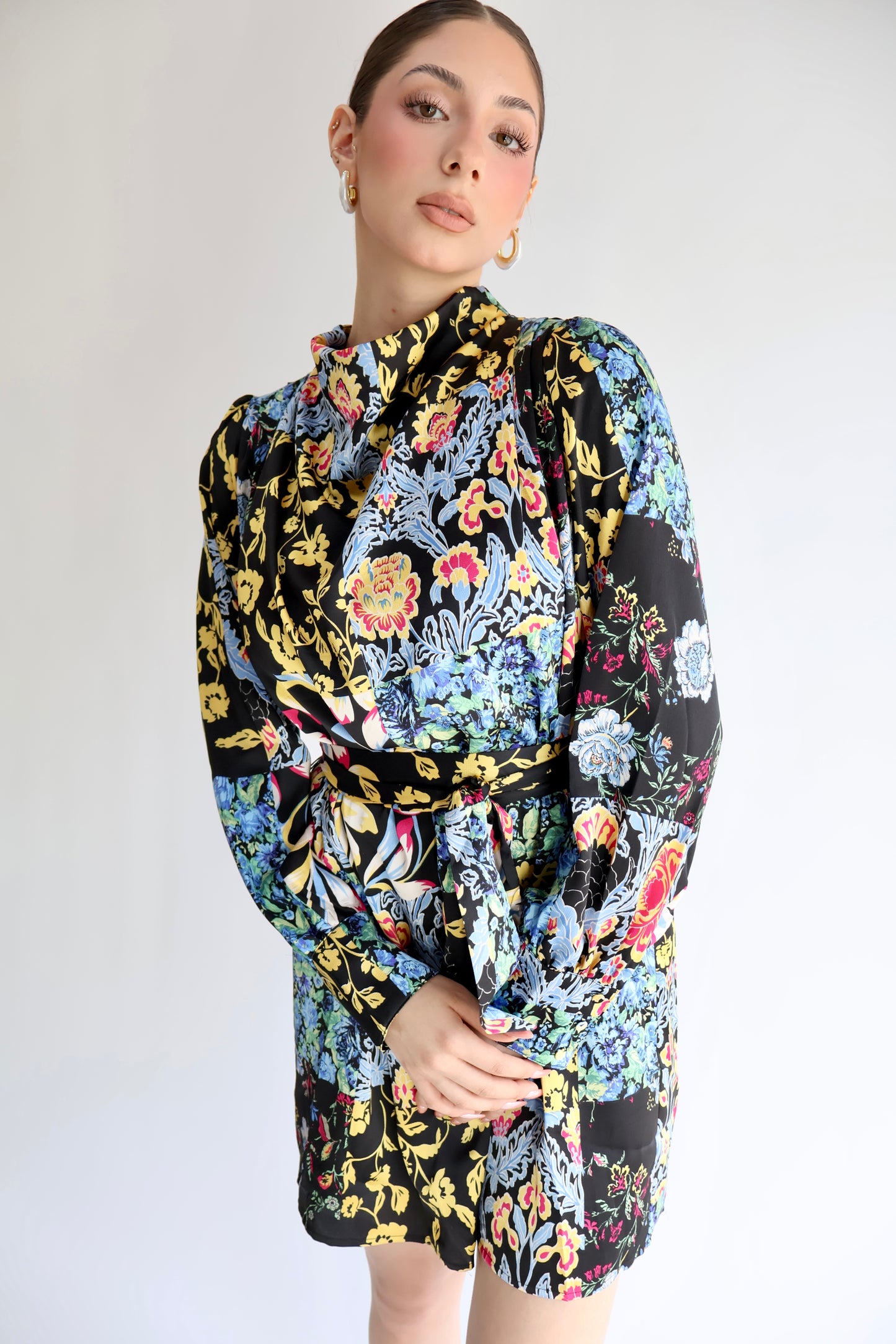 VESTIDO NEGRO FLORAL SATINADO CON CINTURÓN