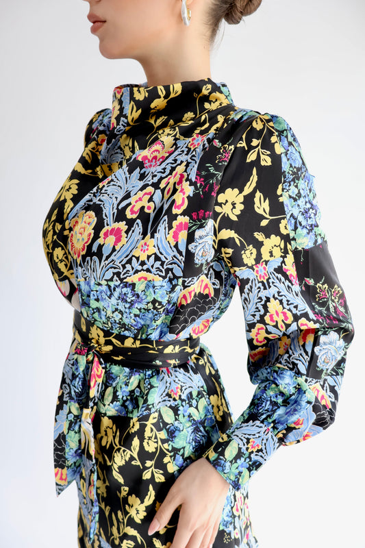 VESTIDO NEGRO FLORAL SATINADO CON CINTURÓN