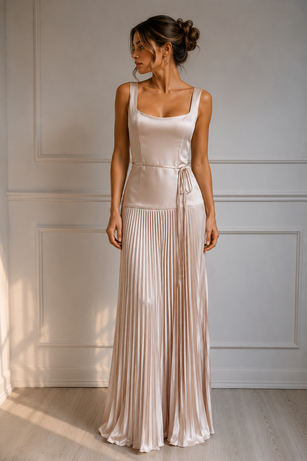 Vestido de noche satinado plisado champagne