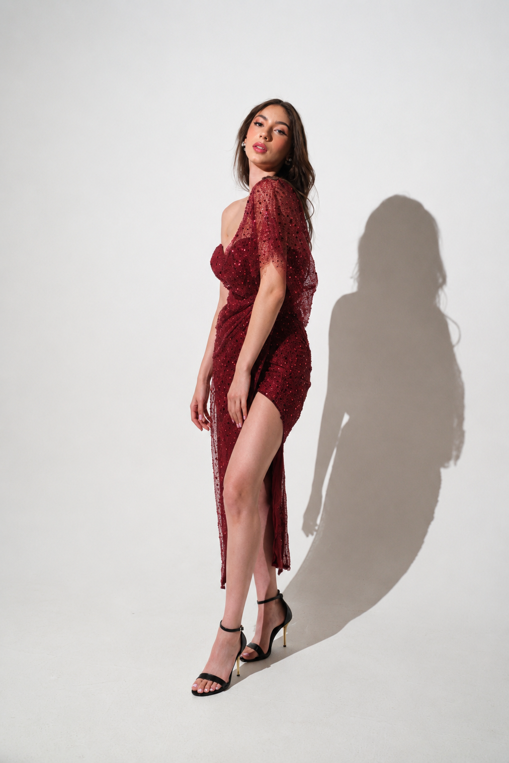VESTIDO MIDI ROJO DE LENTEJUELAS CON ESCOTE ASIMÉTRICO