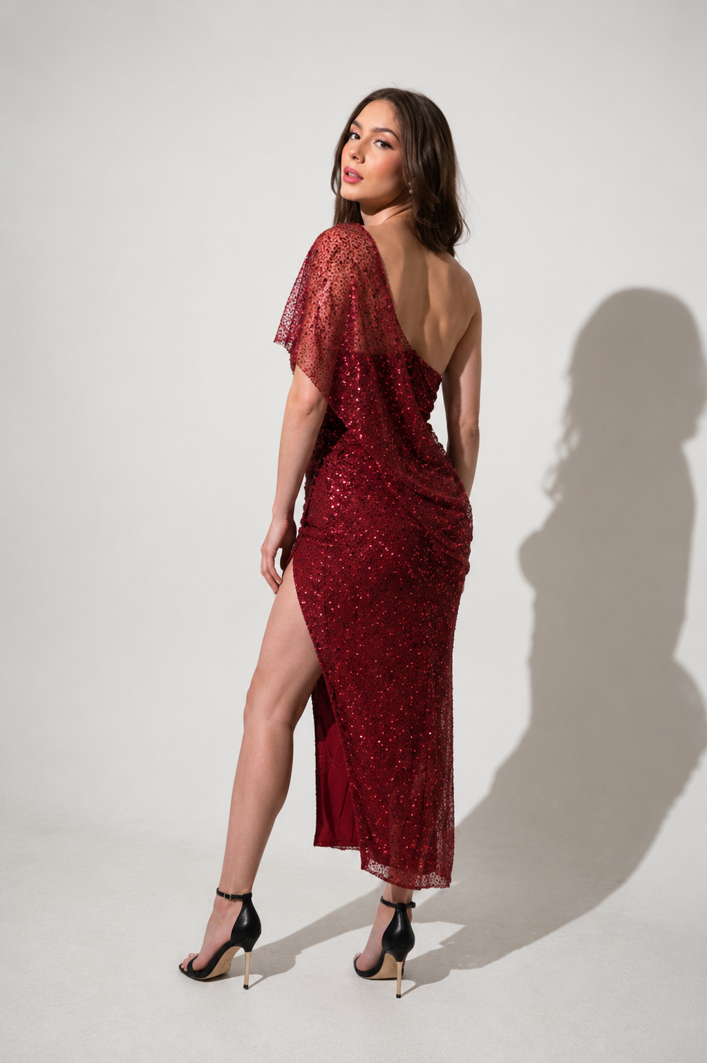 VESTIDO MIDI ROJO DE LENTEJUELAS CON ESCOTE ASIMÉTRICO