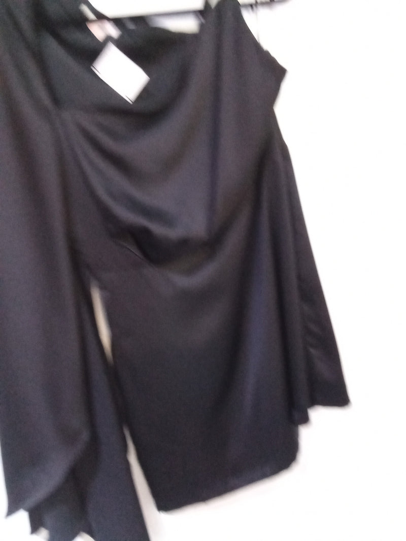 Vestido Negro satín corto c/capa derecha