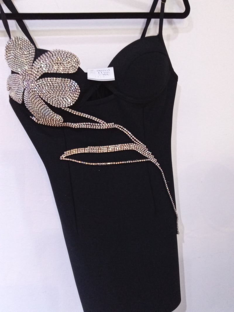 Vestido bandage negro con flor en busto
