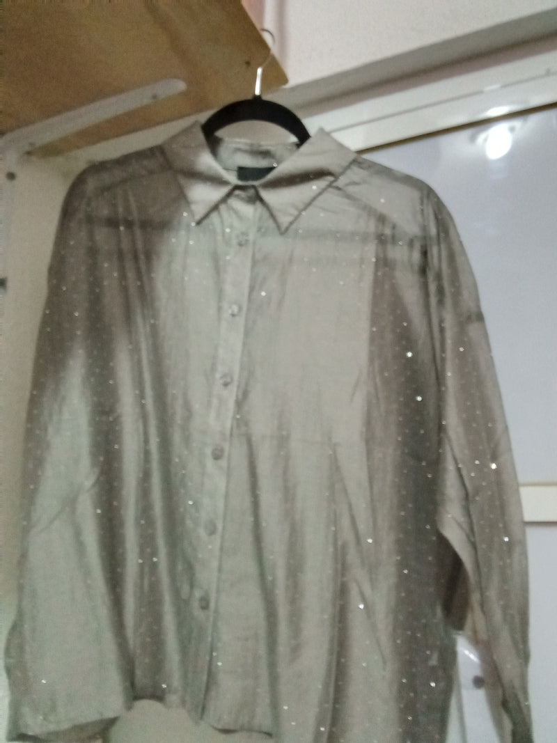 Camisa gris con brillos