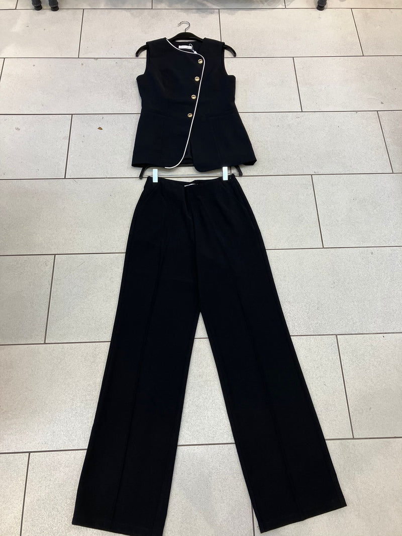 SET NEGRO LINEA BLANCA PANTALÓN Y BLUSA BOTONES DORADOS