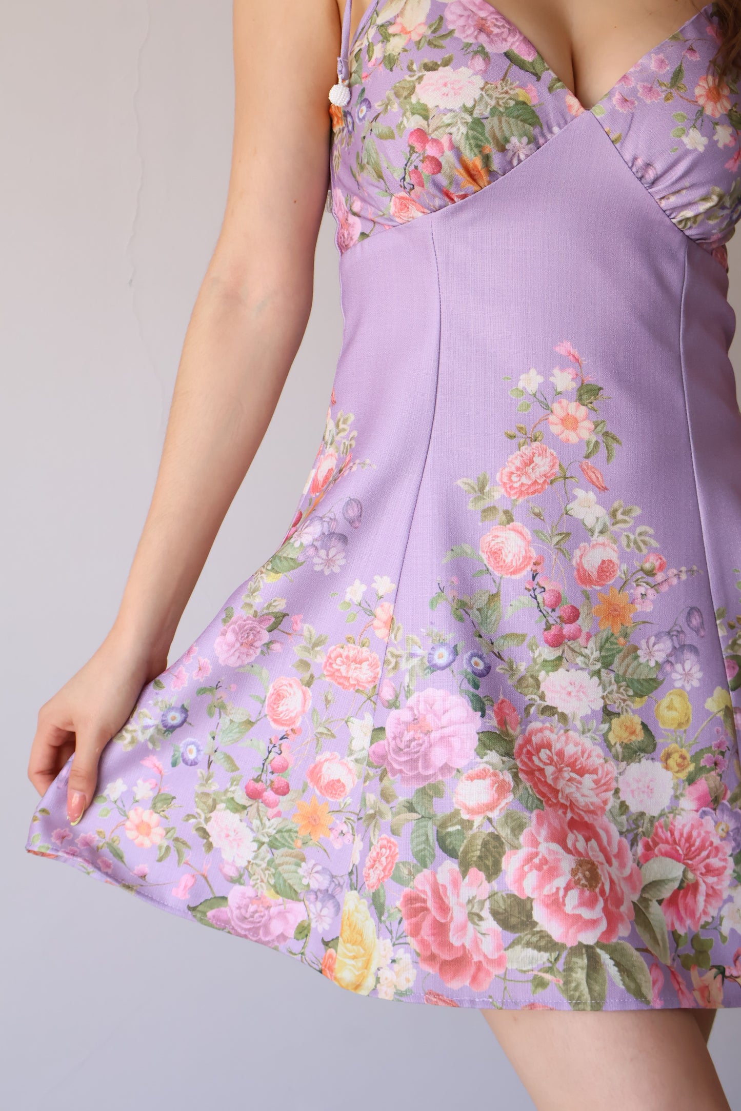 VESTIDO CORTO LILA FLORAL ROMÁNTICO