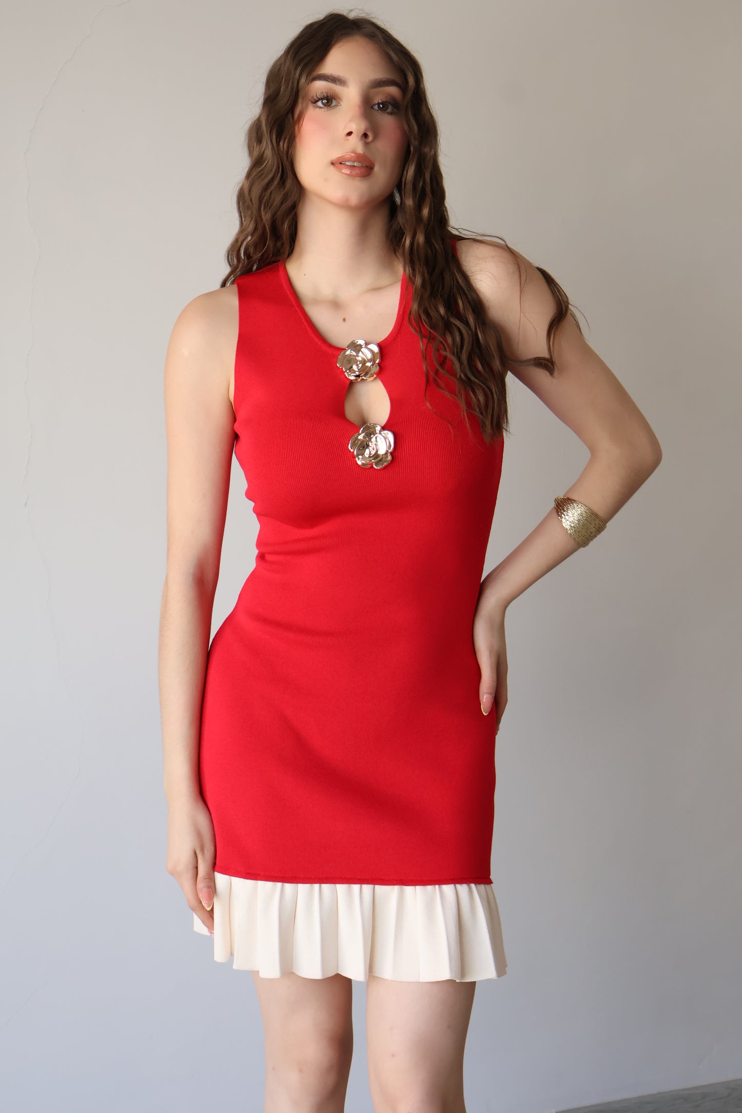 VESTIDO CORTO ROJO CON DETALLE DORADO Y OLAN