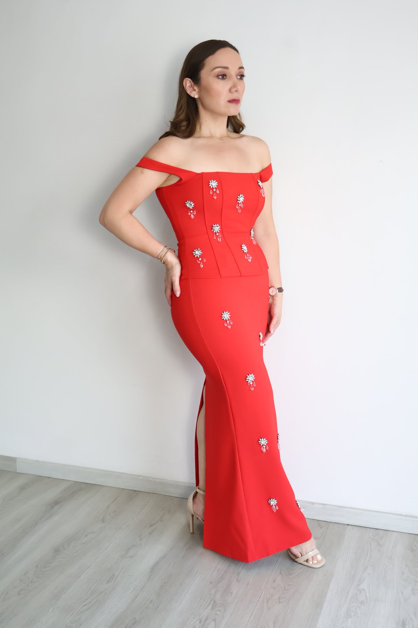 CONJUNTO ROJO ELEGANTE CON PEDRERÍA