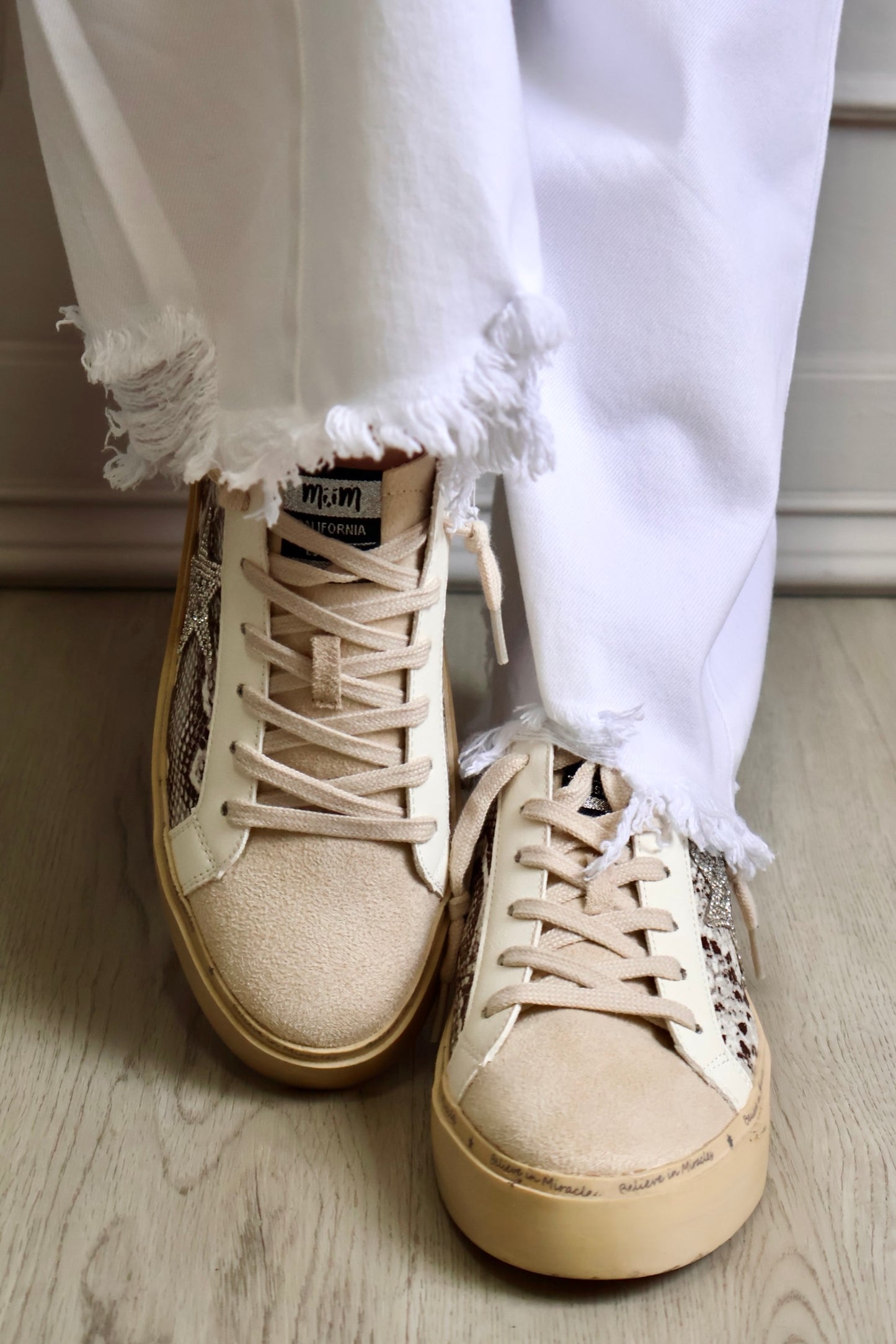 TENIS ANIMAL PRINT CON BRILLO