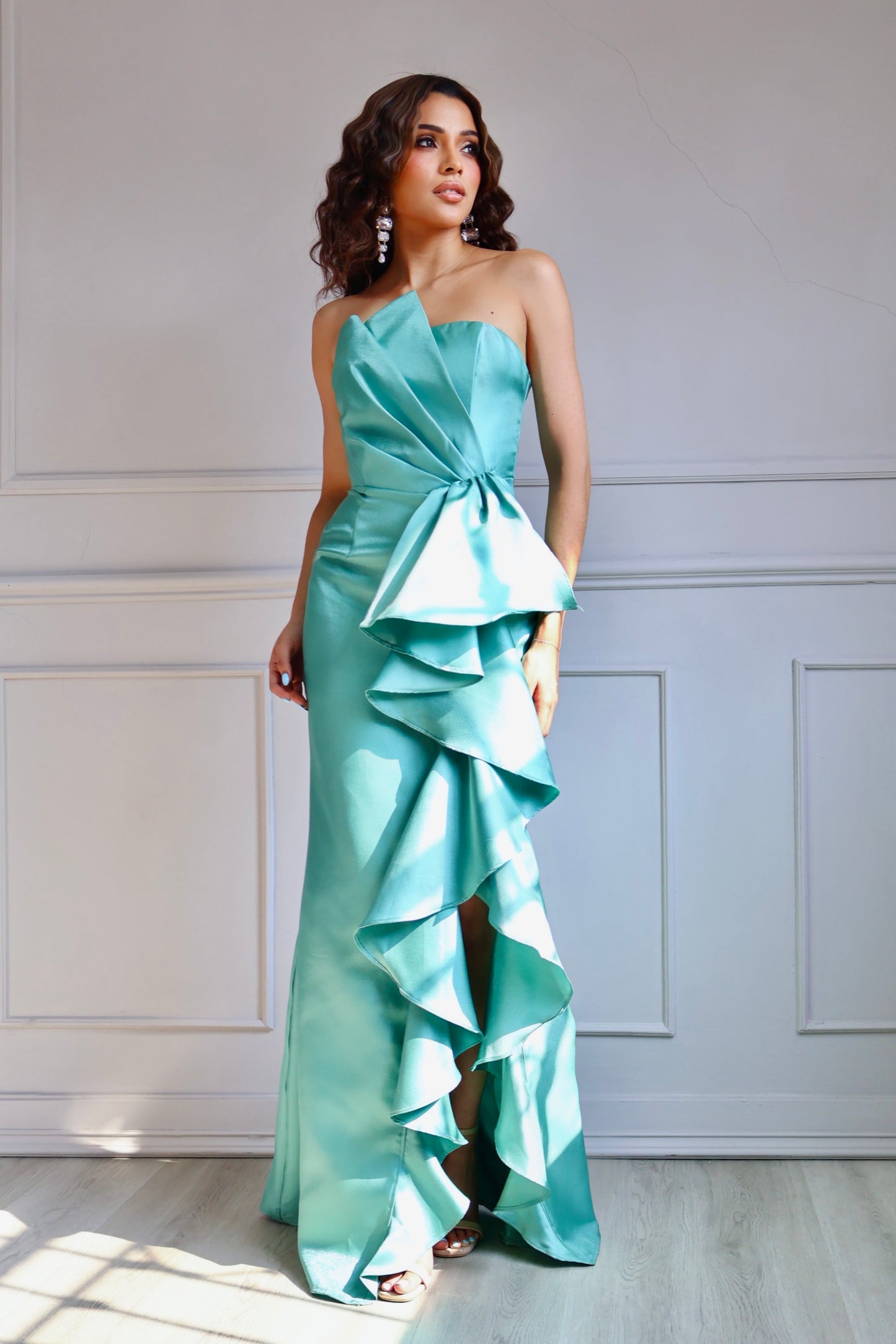 VESTIDO LARGO SATINADO CON OLANES
