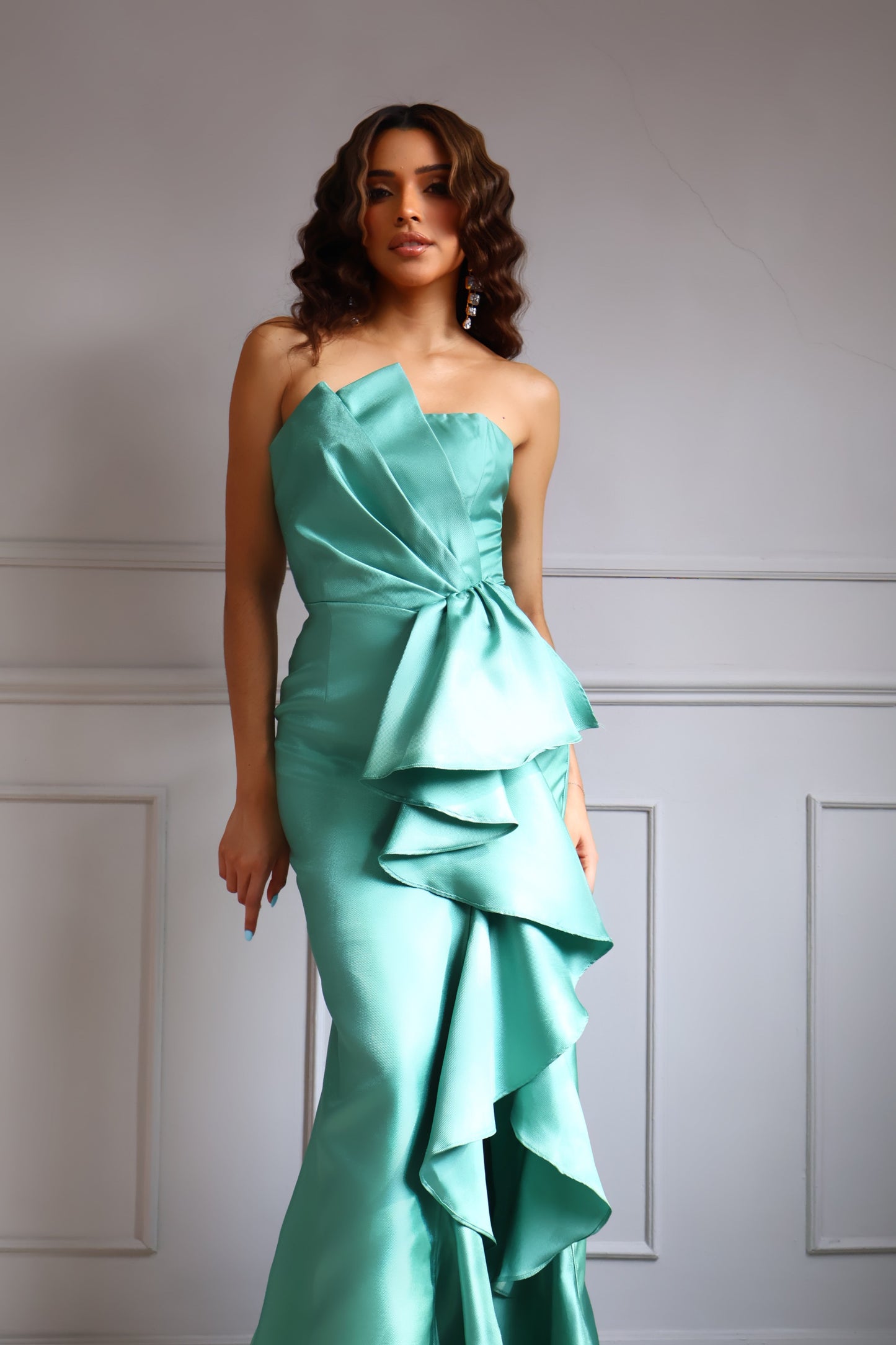 VESTIDO LARGO SATINADO CON OLANES