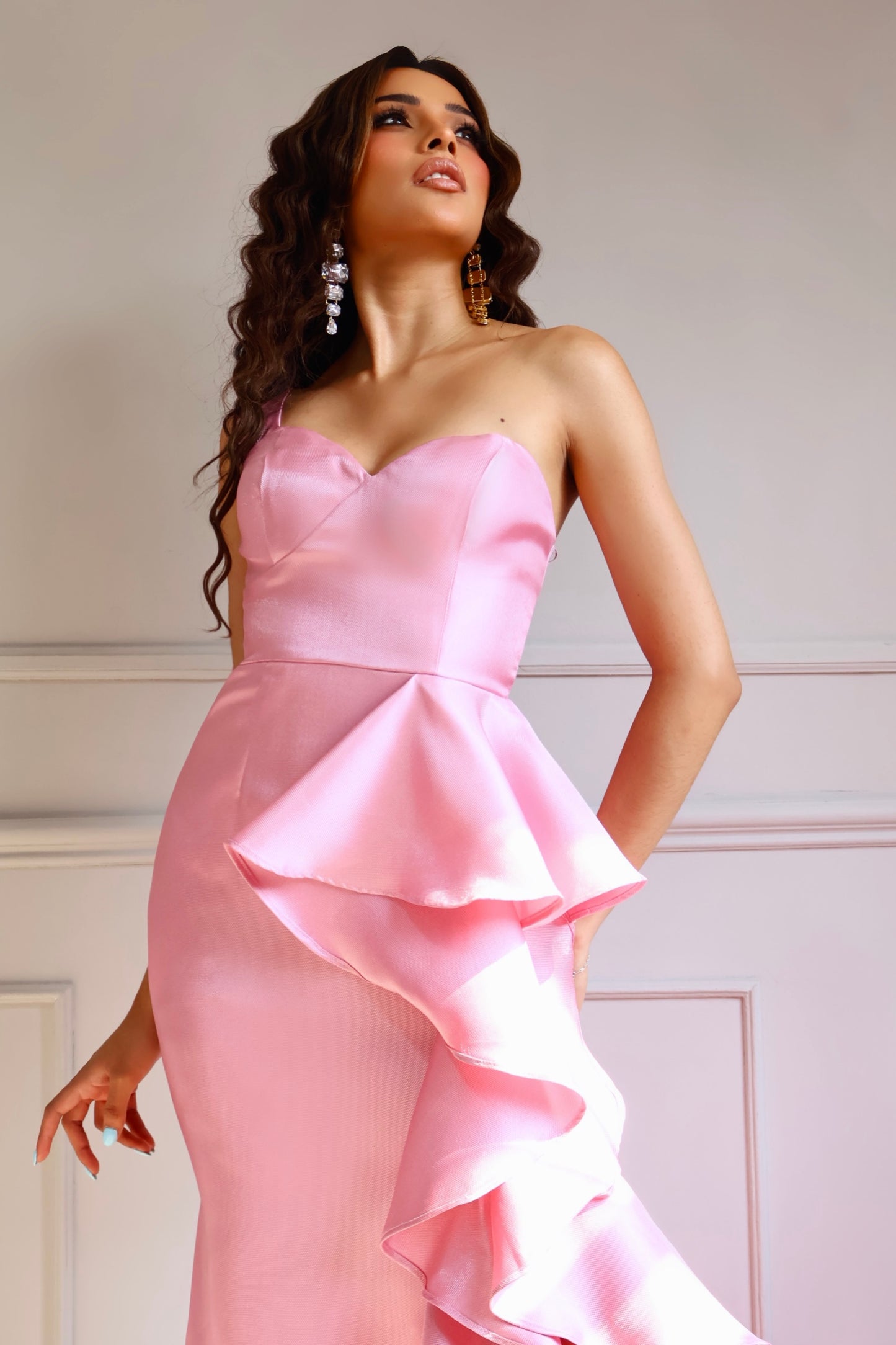 VESTIDO LARGO SATINADO ROSA CON OLANES