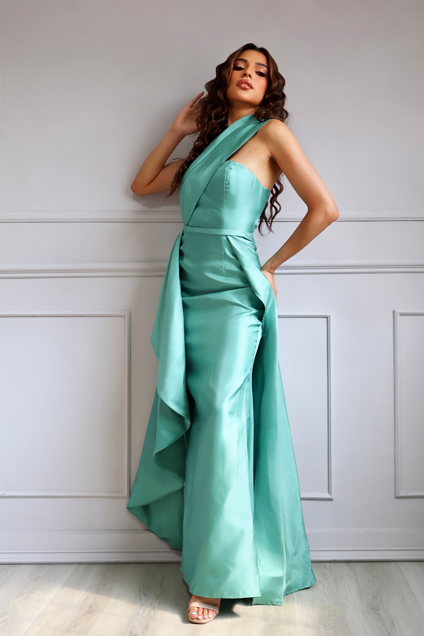 VESTIDO MIDI SATINADO VERDE SAGE DE UN HOMBRO
