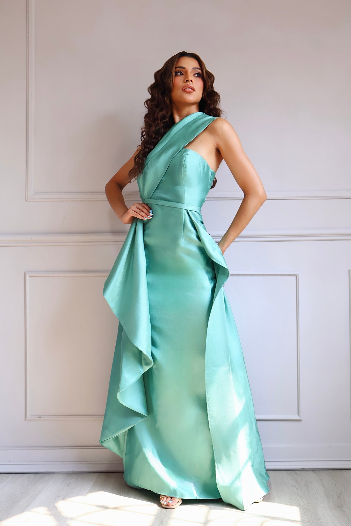 VESTIDO MIDI SATINADO VERDE SAGE DE UN HOMBRO