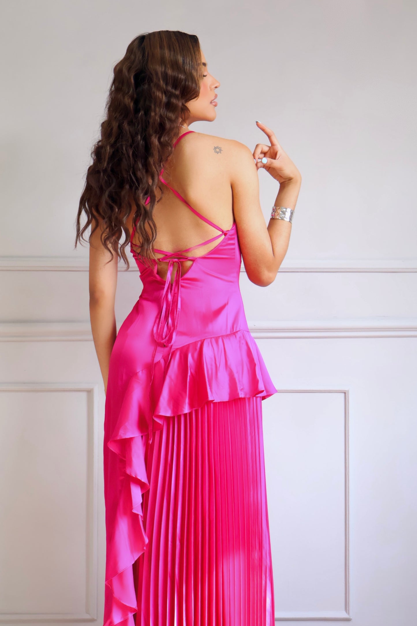VESTIDO MIDI PLISADO FUCSIA SATINADO