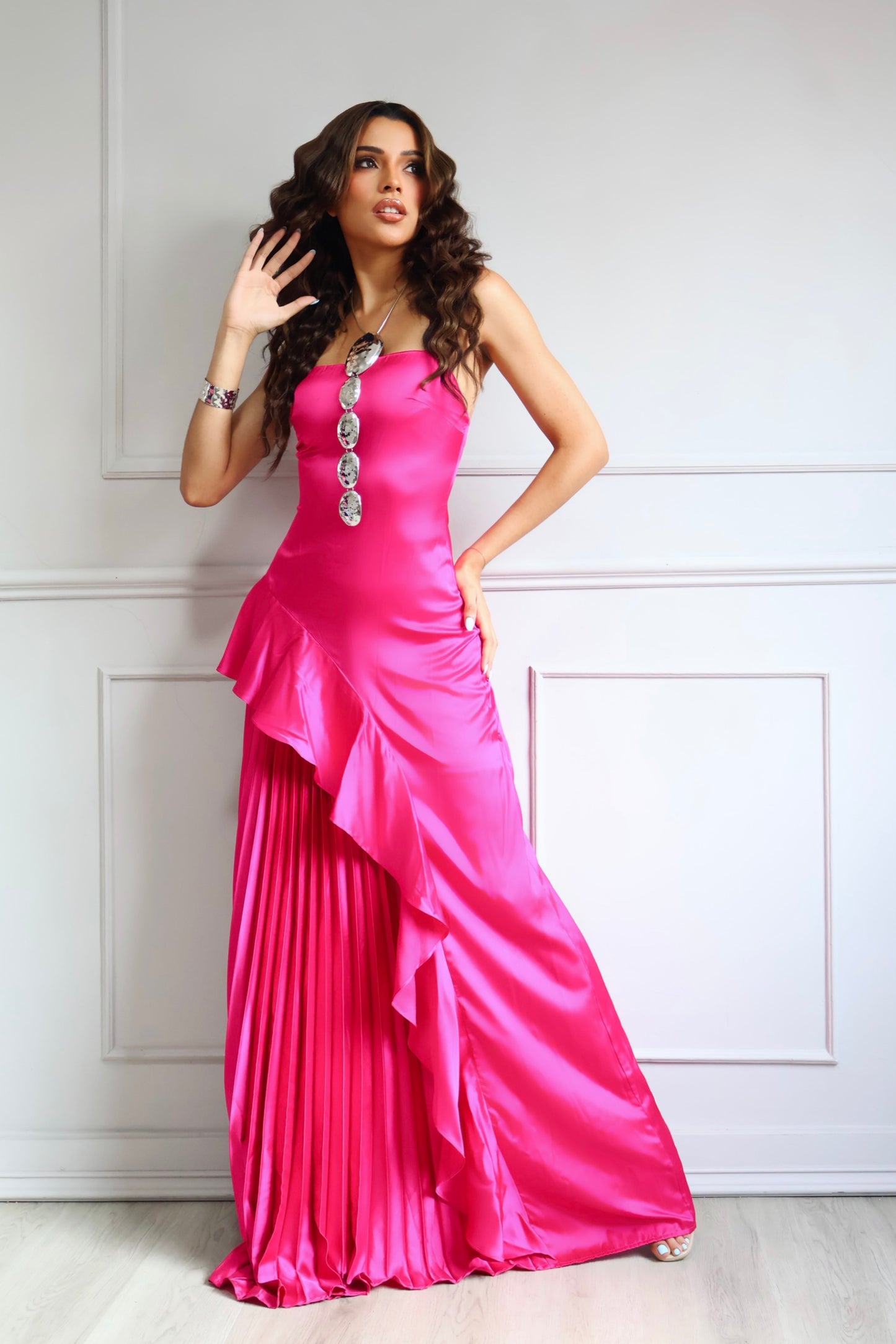 VESTIDO MIDI PLISADO FUCSIA SATINADO