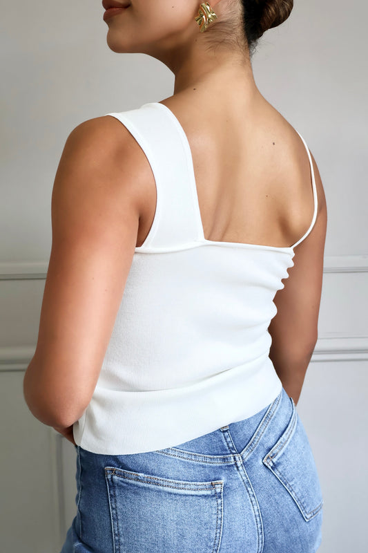 BLUSA DE UN HOMBRO CON FLOR APLICADA