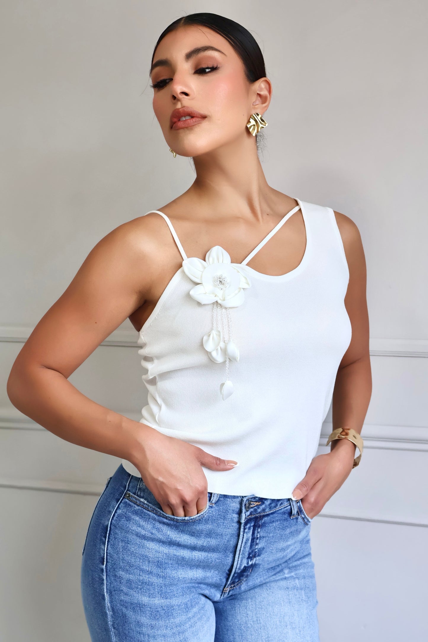 BLUSA DE UN HOMBRO CON FLOR APLICADA