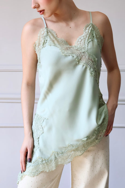 BLUSA SATINADA VERDE SAGE CON ENCAJE