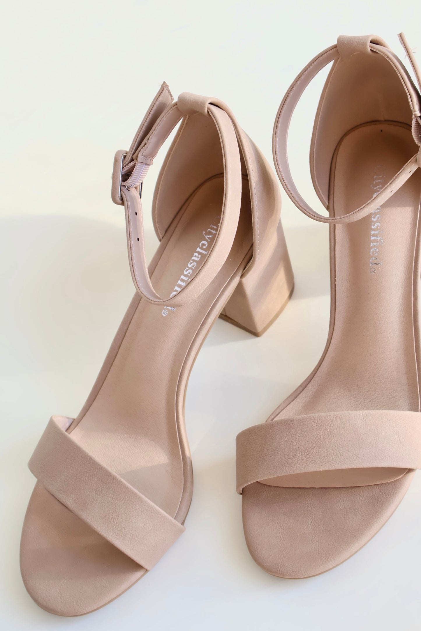 ZAPATILLA NUDE DE TACÓN BAJO