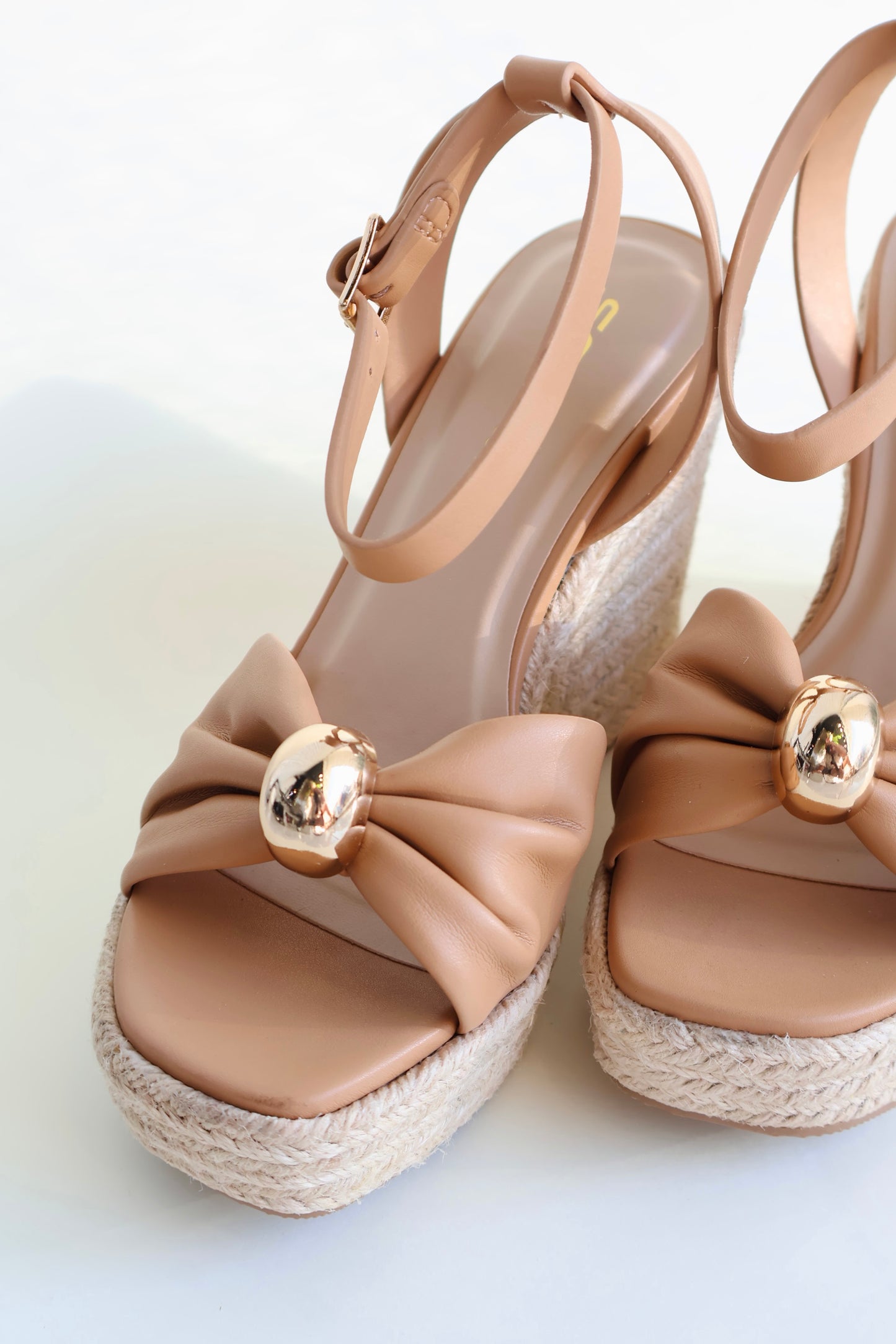 SANDALIA PLATAFORMA CAMEL CON DETALLE DORADO