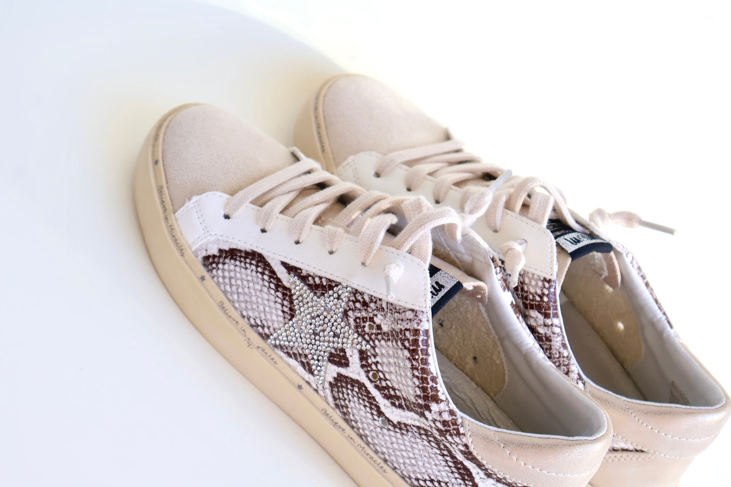 TENIS ANIMAL PRINT CON BRILLO