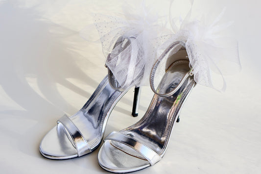 ZAPATILLA PLATA CON MOÑO DE TUL