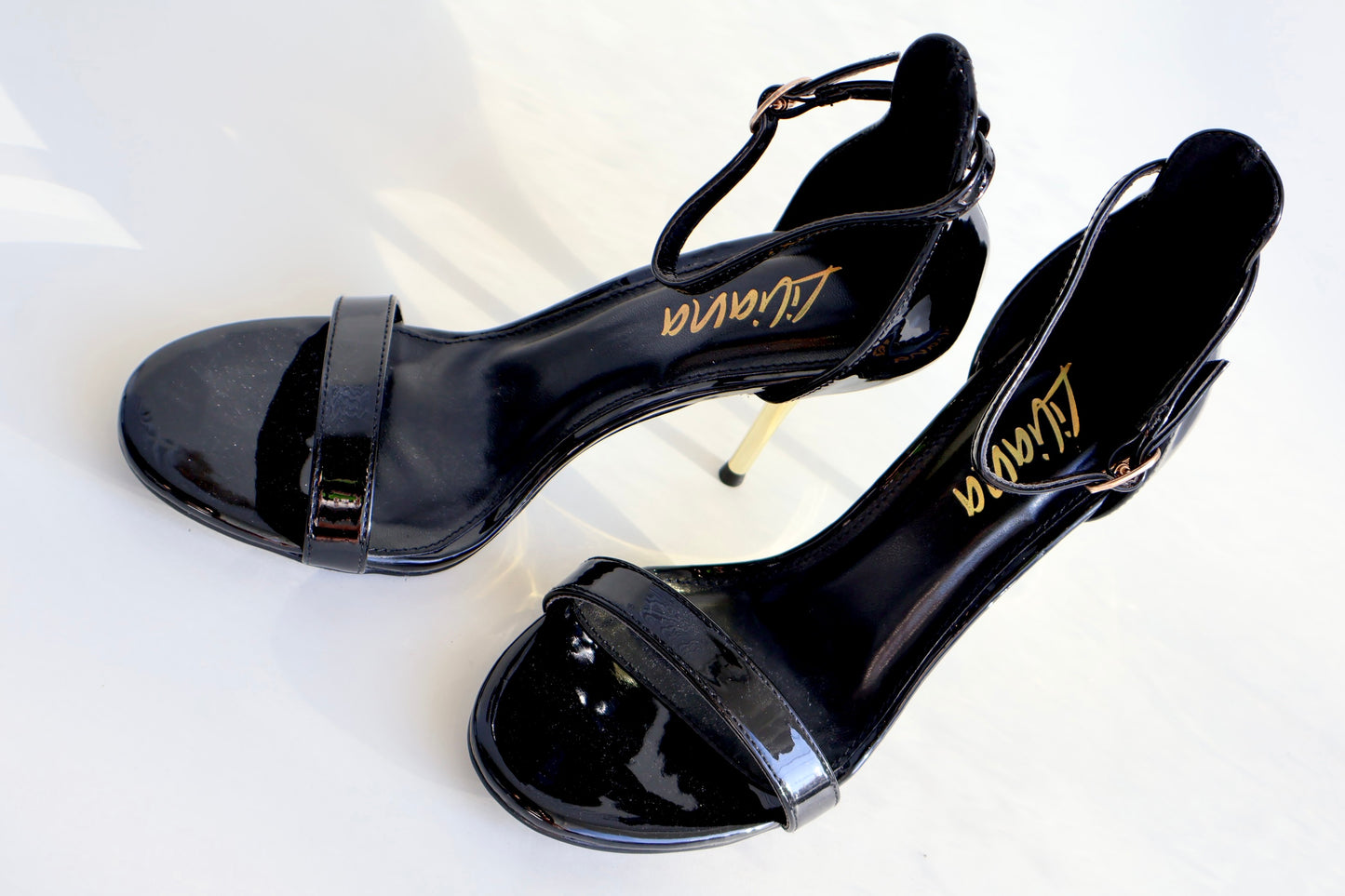 ZAPATILLA NEGRA MINIMALISTA CHAROL