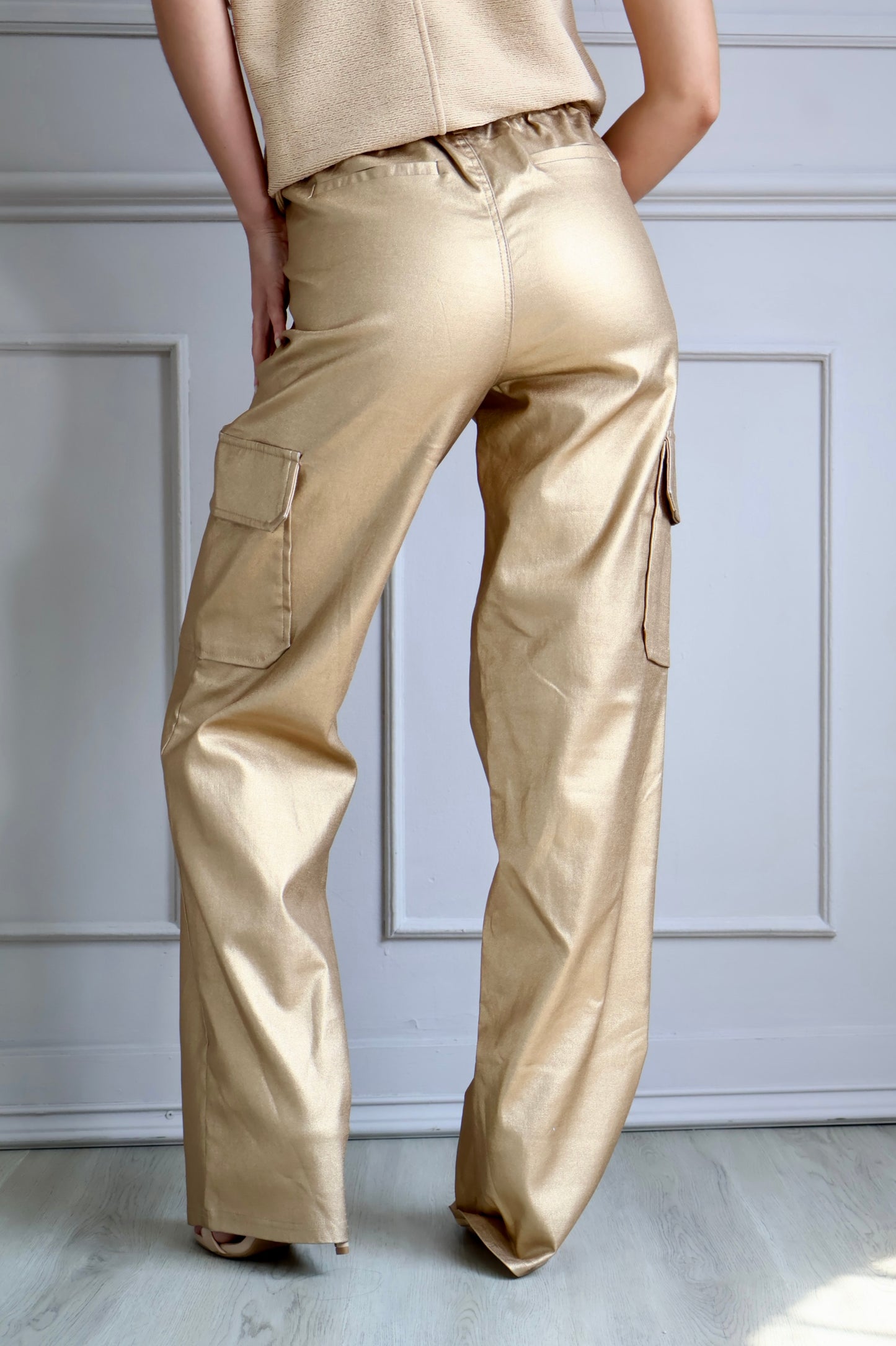 PANTALÓN VINIPIEL CARGO DORADO