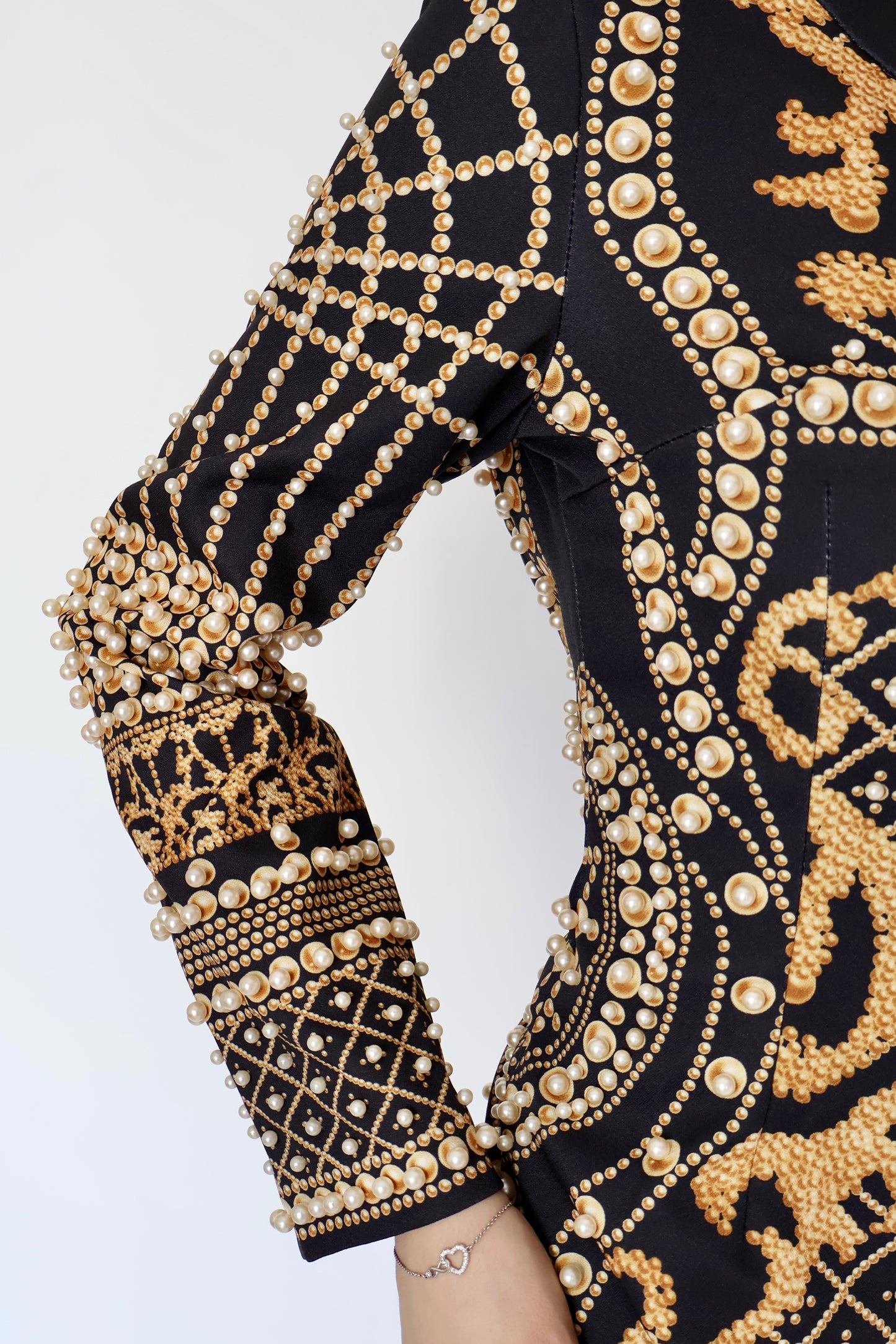 VESTIDO CORTO DE UN HOMBRO NEGRO CON PEDRERÍA Y PERLAS
