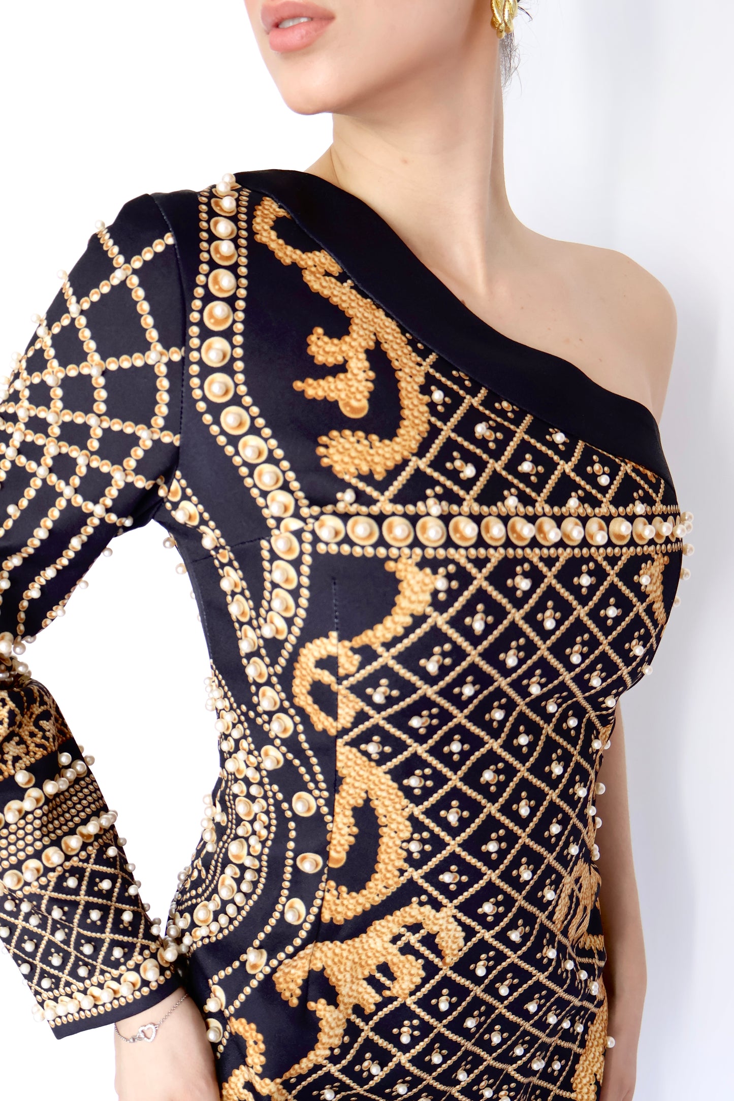 VESTIDO CORTO DE UN HOMBRO NEGRO CON PEDRERÍA Y PERLAS