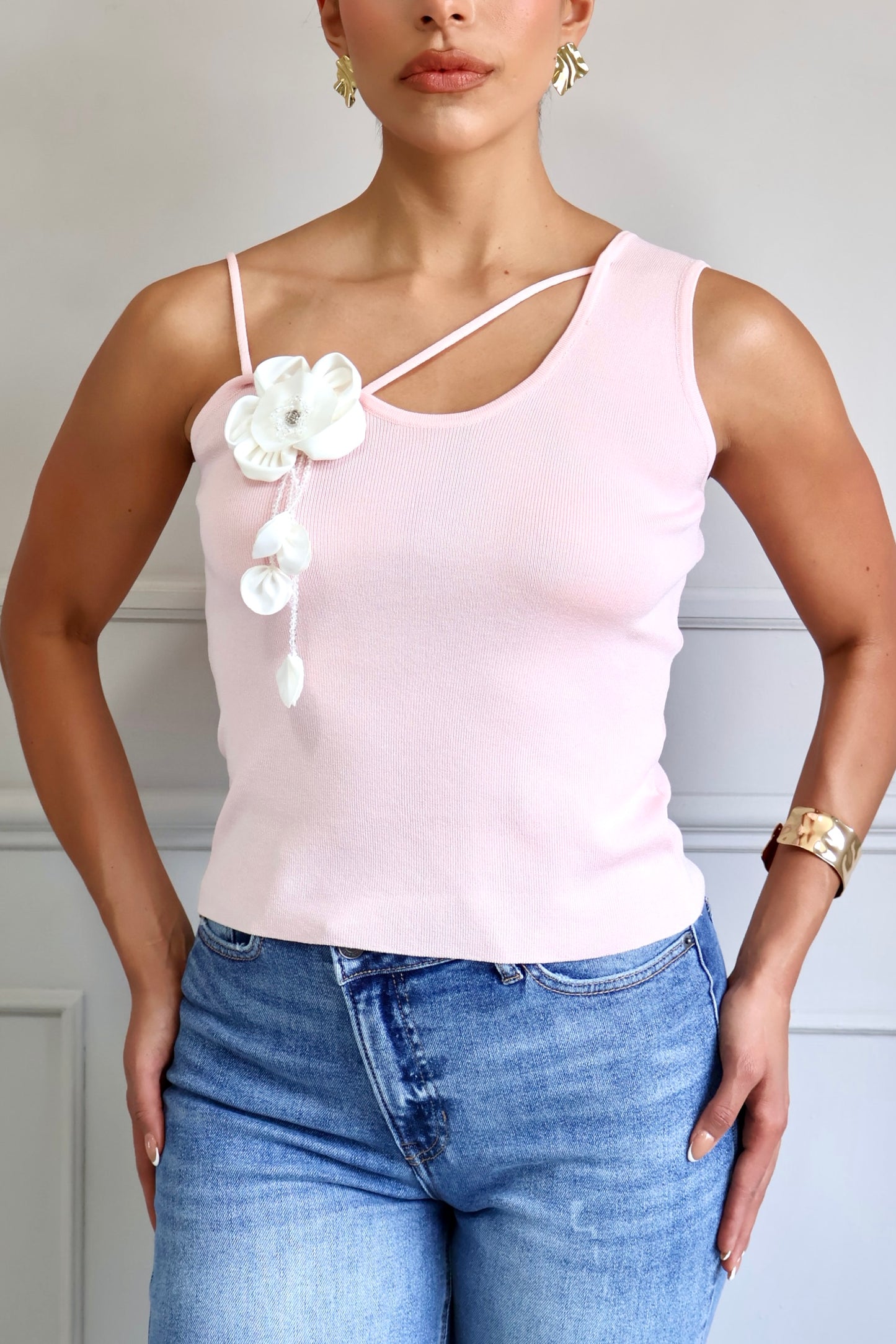 BLUSA DE UN HOMBRO CON FLOR APLICADA