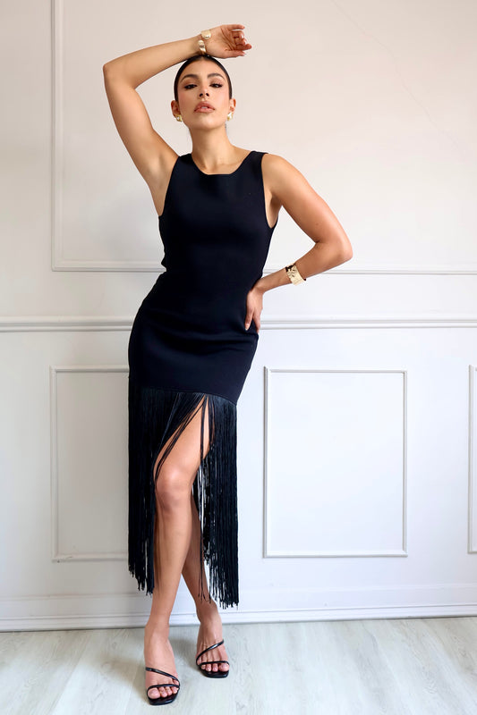 VESTIDO NEGRO CON FLECOS Y ESPALDA ABIERTA