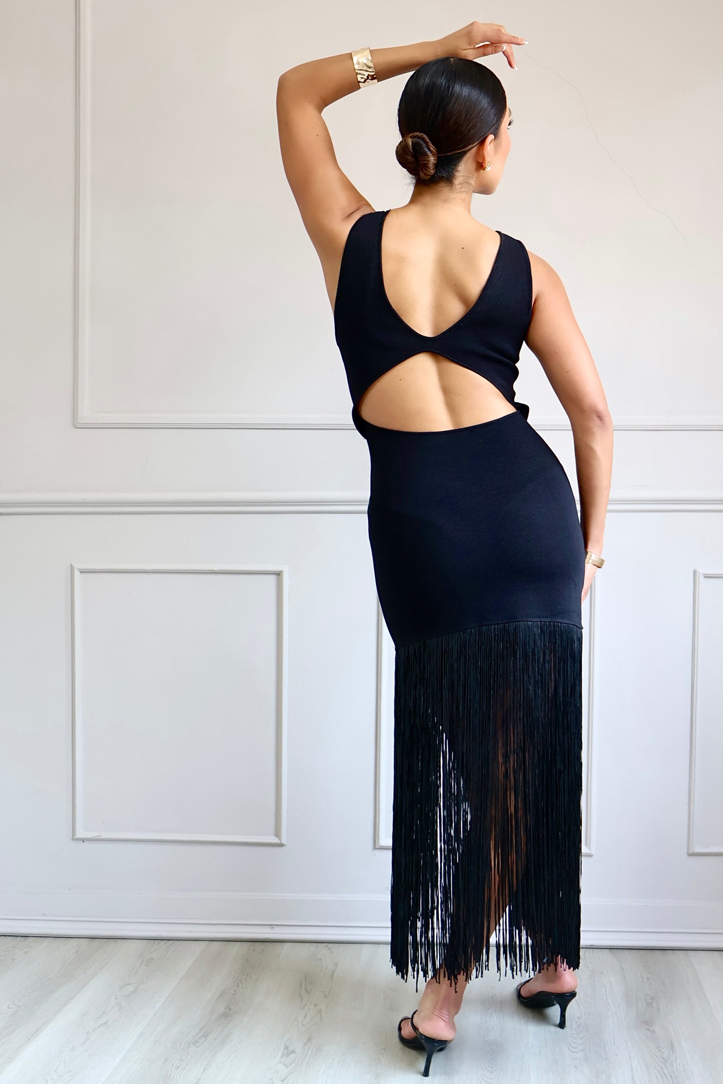 VESTIDO NEGRO CON FLECOS Y ESPALDA ABIERTA