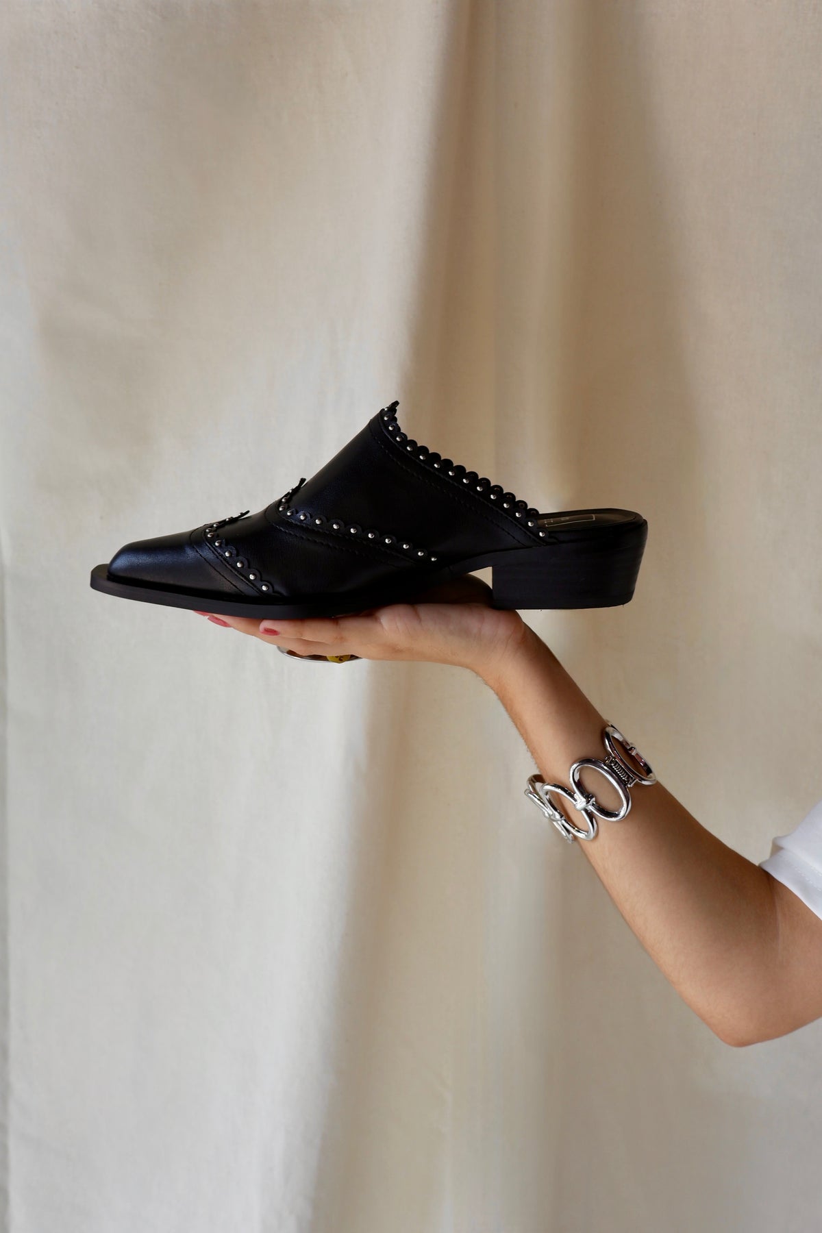 ZAPATOS NEGROS DESTALONADO