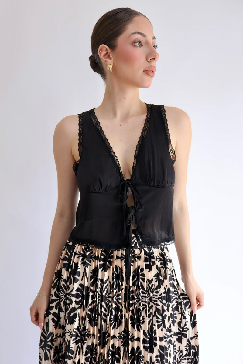 Top tipo chaleco seda negro